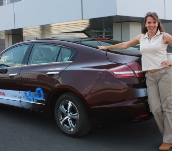 Nicole Y. Jodeleit vor dem Honda FCX Clarity