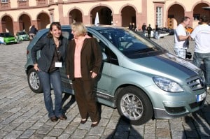Ministerin chauffiert Auto-Bloggerin - Bertha Benz Challenge 3