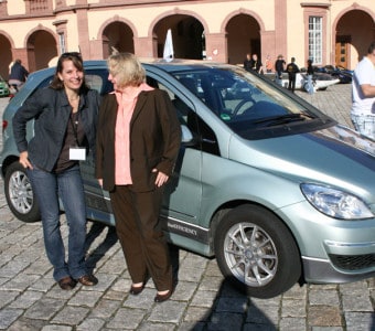 Ministerin chauffiert Auto-Bloggerin - Bertha Benz Challenge
