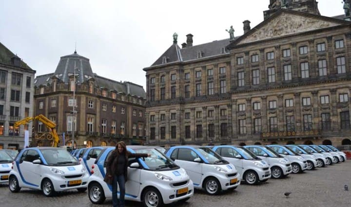 Türchen 14 zeigt den Anmietvorgang von car2go im smart electric drive 3