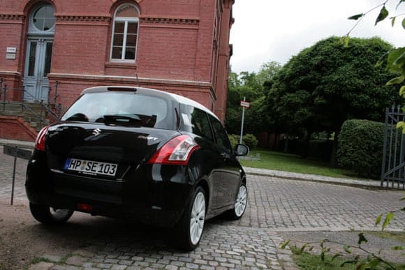 Suzuki swift black white den Splash 5