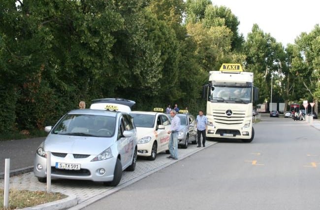 Hallo Taxi! Wenn es etwas größer sein darf: Actros 9