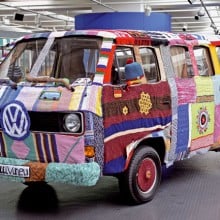 VW Bulli ganz in Strick - der Strickbulli