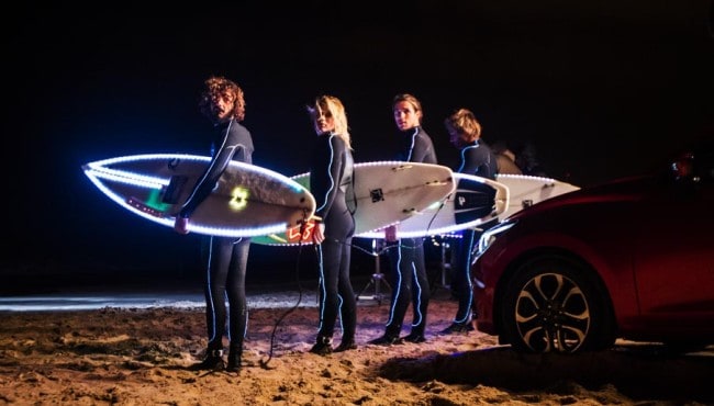 Mazda2 leuchtet den Surfern den Weg