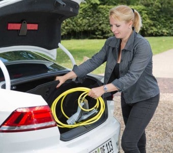 Auf dem Parkplatz das Ladekabel der VW Passat GTE Limousine herausholen