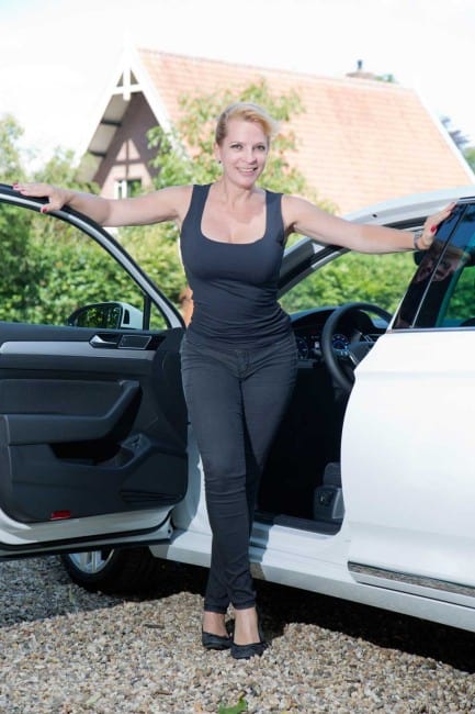 Auto-Diva Nicole Y. Jodeleit mit dem Passat GTE