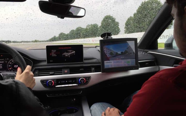 Audi virtual experience VR-Brille und Kontrollmonitor